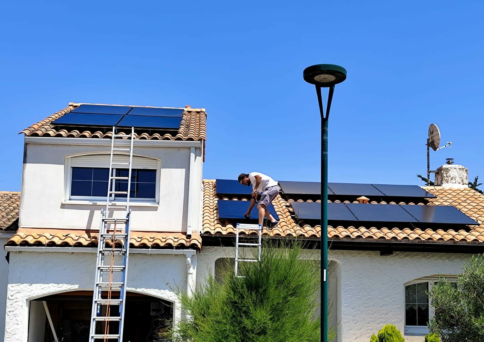 Artisan RGE en pose de panneaux solaires sur toiture tuiles, Loire-Atlantique